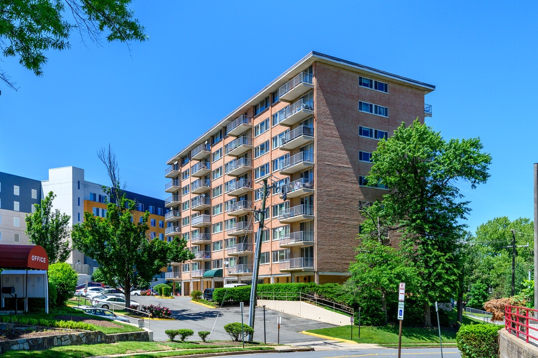 Boling Brook Towers in Alexandria, VA - Building Photo