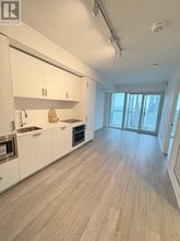 88 Queen St W in Toronto, ON - Building Photo - Building Photo