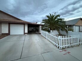 7033 Kenwood St in Las Vegas, NV - Building Photo