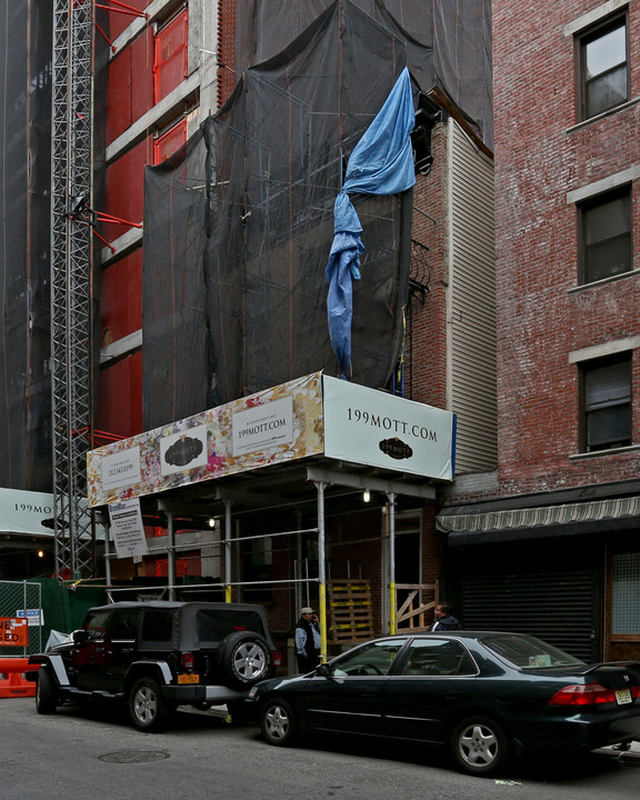 201 Mott St in New York, NY - Building Photo