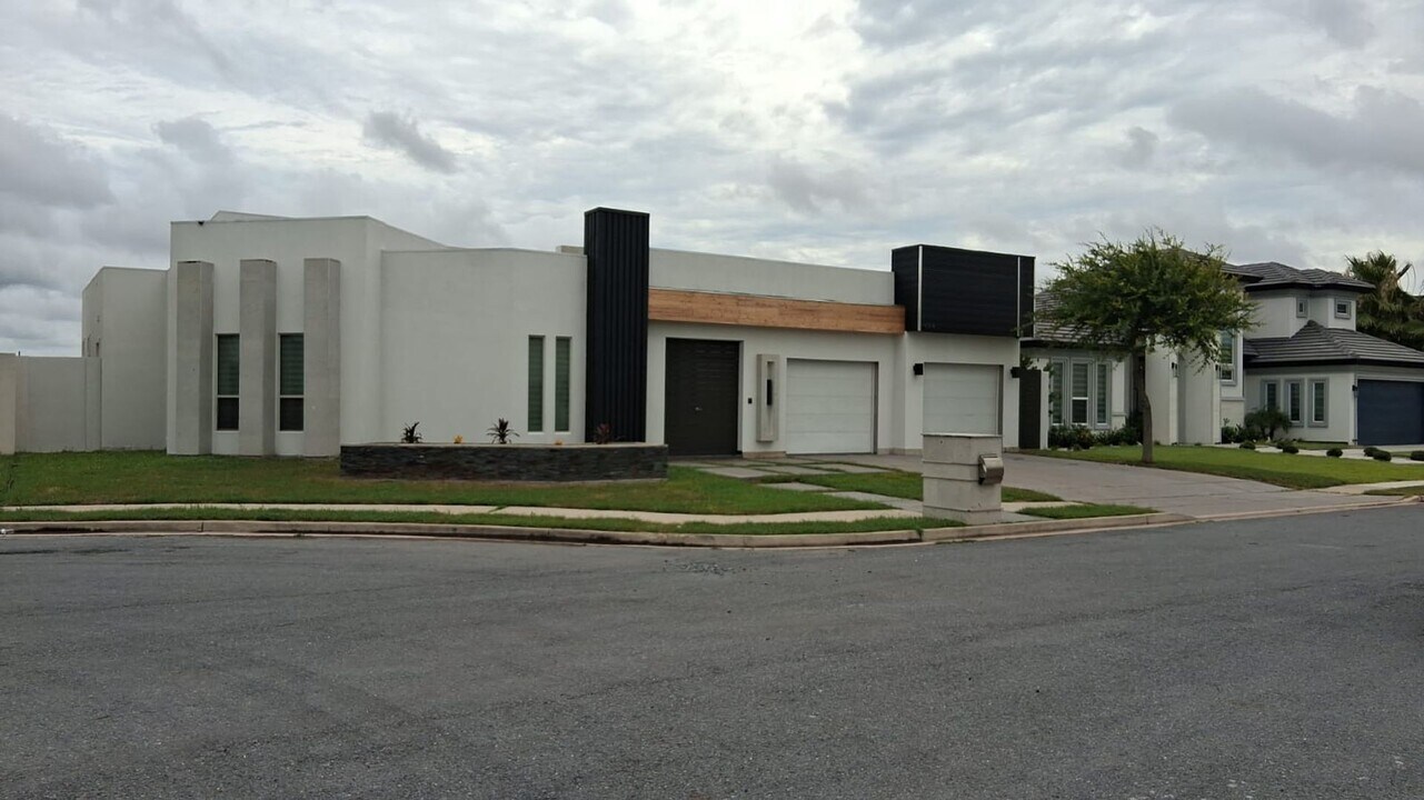 4704 Savannah Ave in McAllen, TX - Building Photo