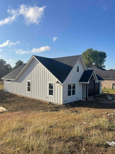 129 Lakeview Dr in Runaway Bay, TX - Building Photo - Building Photo