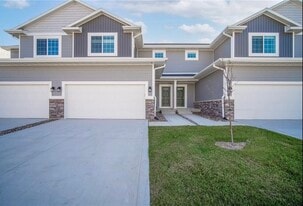 9614 Turnpoint Dr in West Des Moines, IA - Building Photo