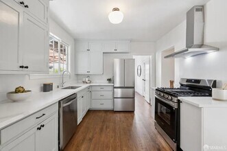 1115 Capuchino Ave in Burlingame, CA - Building Photo - Building Photo