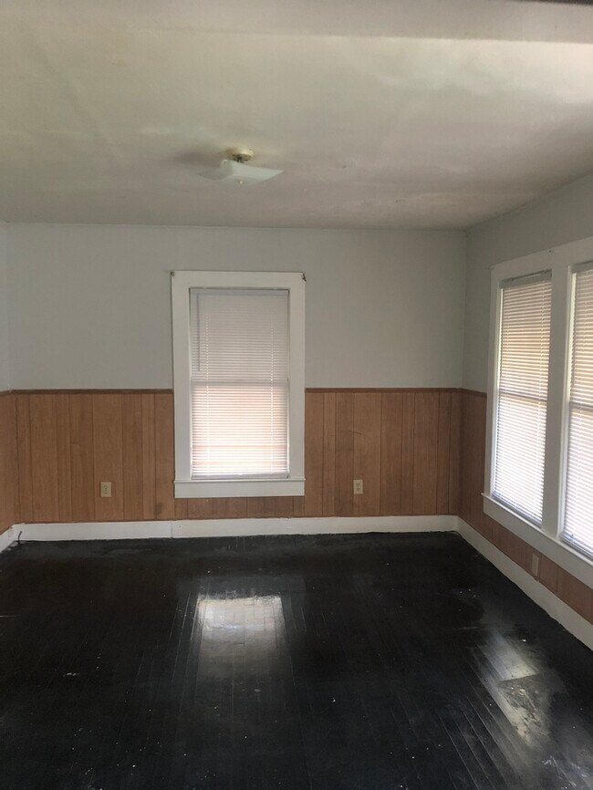 208 Clemson St in Laurens, SC - Foto de edificio - Building Photo