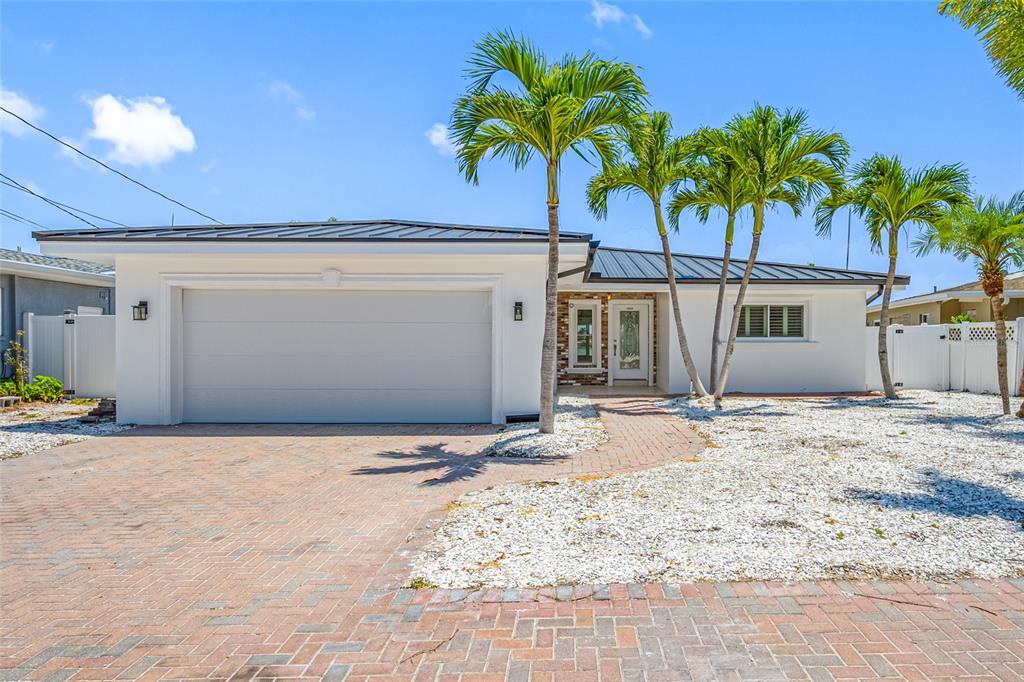 16009 6th St E in Redington Beach, FL - Building Photo