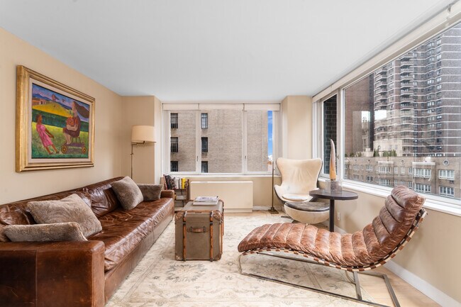 322 W 57th St in New York, NY - Building Photo - Building Photo