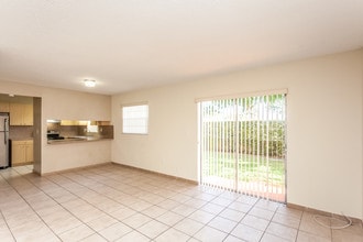 Summer Grove in Miami, FL - Foto de edificio - Interior Photo