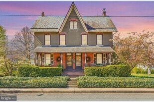 44 Main St N in Trumbauersville, PA - Building Photo