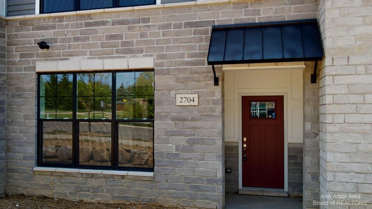 2704 S Spurway Dr in Ann Arbor, MI - Building Photo