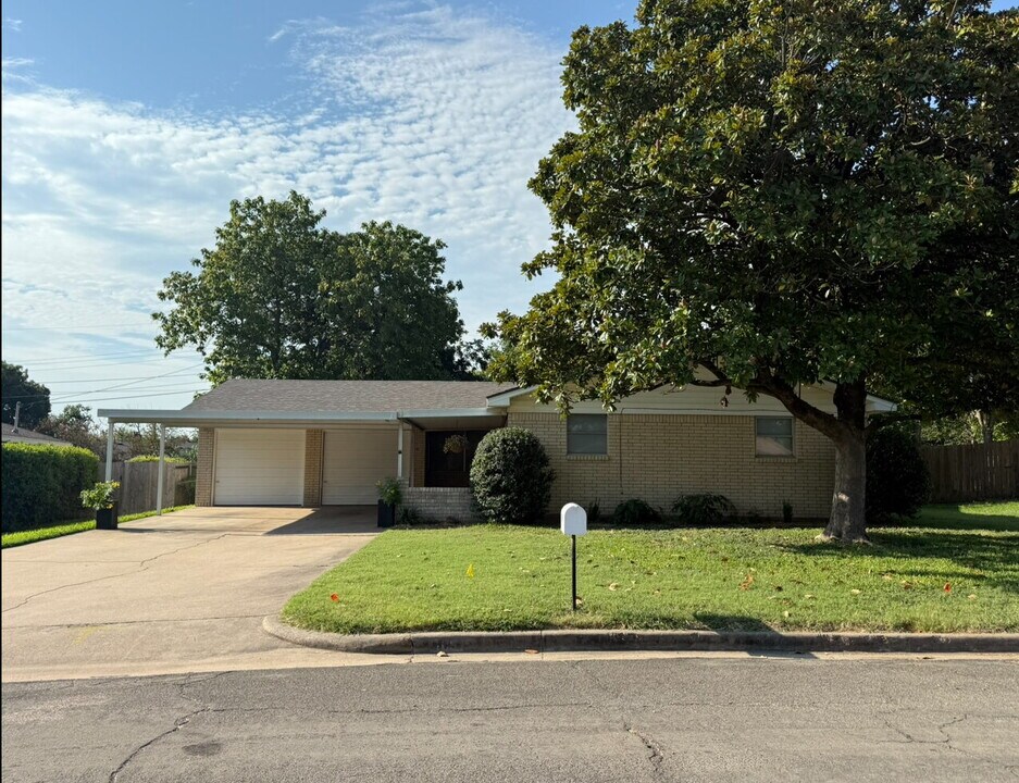 109 Redbud Cir in Hewitt, TX - Building Photo