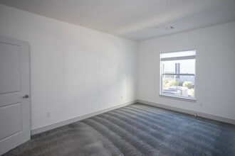 Westbrook Green 55+ in East Islip, NY - Foto de edificio - Interior Photo
