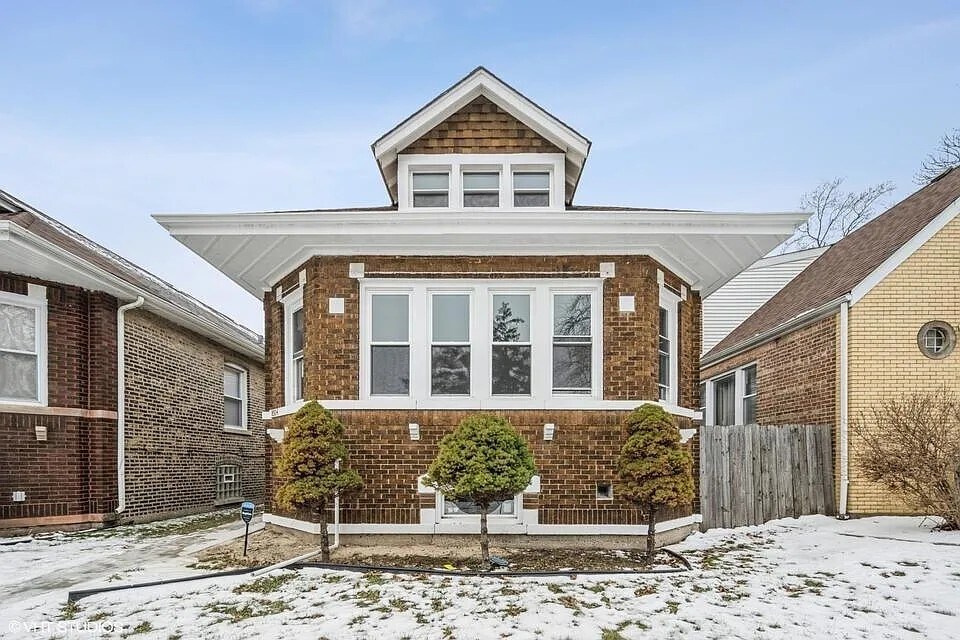 8504 S Essex Ave in Chicago, IL - Building Photo