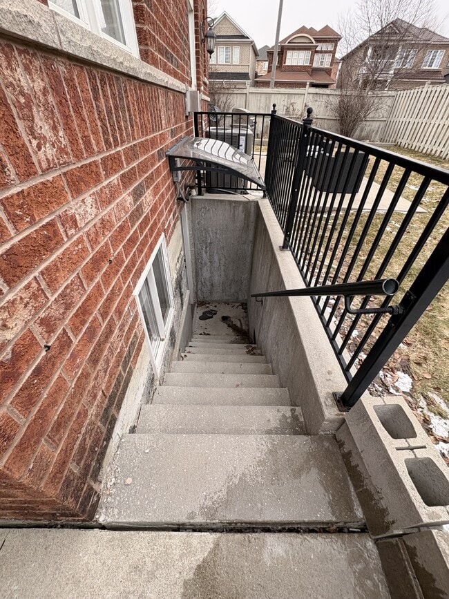 116 Harbourtown Crescent in Brampton, ON - Building Photo - Building Photo