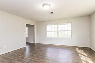 608 Hilliard St in Conroe, TX - Building Photo - Building Photo