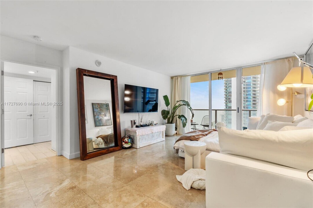 1155 Brickell Bay Dr, Unit 1903 in Miami, FL - Foto de edificio