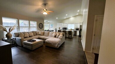 2409 SE Chinaberry Ave in Roseburg, OR - Building Photo - Building Photo