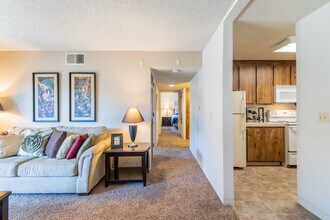 Sunflorin Village in Sacramento, CA - Foto de edificio - Interior Photo