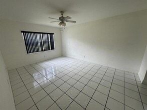 5201 NW 18th St in Lauderhill, FL - Foto de edificio - Building Photo