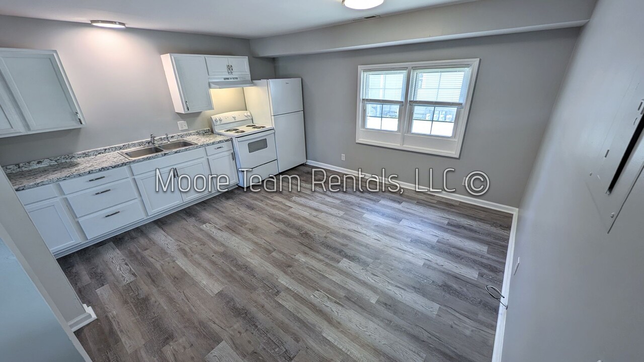 1300 Hebron Rd in Hendersonville, NC - Building Photo