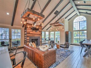 Logans Mill in Austin, TX - Foto de edificio - Building Photo