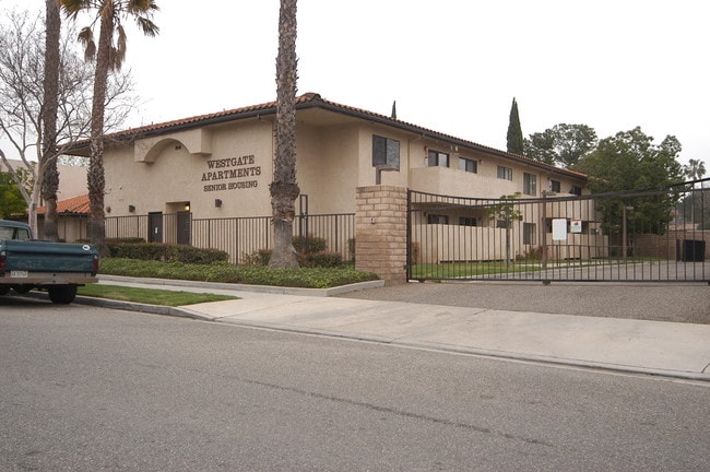 Westgate Seniors Apartments in Simi Valley, CA - Foto de edificio - Building Photo