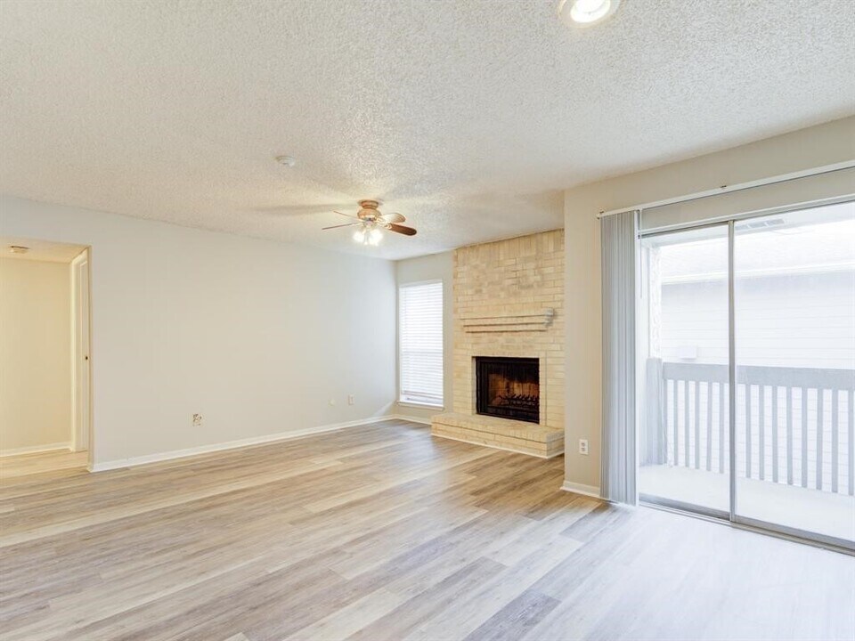 1900 Bay Area Blvd in Houston, TX - Building Photo