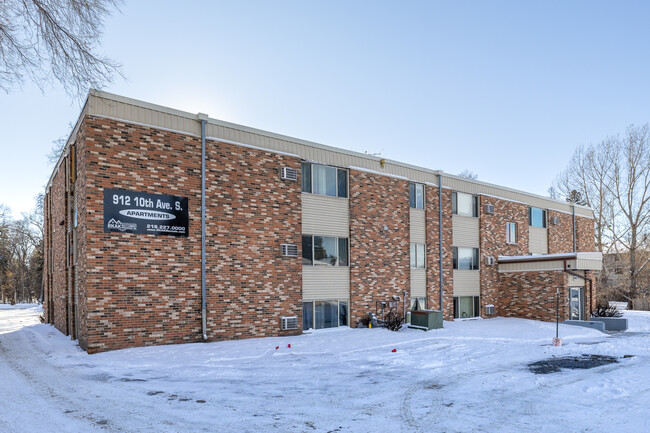 Broadway Apartments in Moorhead, MN - Building Photo - Building Photo