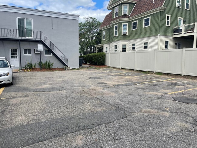135 Massachusetts Ave, Unit 1 in Arlington, MA - Building Photo - Building Photo