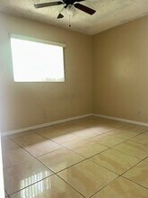 2440 NW 39th Wy in Lauderdale Lakes, FL - Foto de edificio - Building Photo
