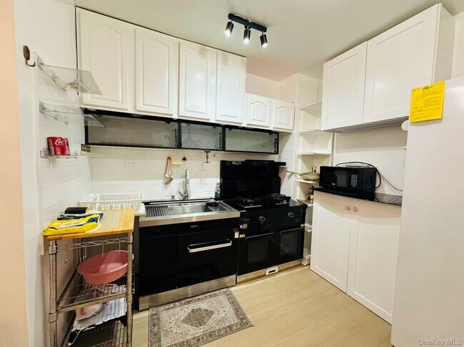 64-74-74 Saunders St in Queens, NY - Building Photo - Building Photo