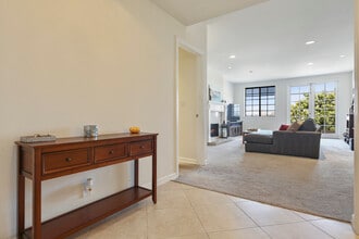 1457 Reeves St, Unit 205 in Los Angeles, CA - Foto de edificio - Building Photo