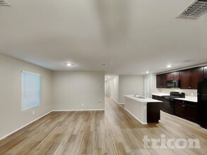 1001 Odlozil Ln, Unit 113 in Ennis, TX - Foto de edificio - Building Photo