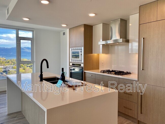 1588 Ellis St in Kelowna, BC - Building Photo - Building Photo