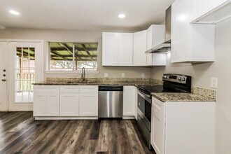 13515 Greywood Dr in Sugar Land, TX - Building Photo - Building Photo