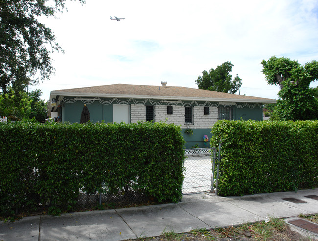 2070 SW 4th St in Miami, FL - Building Photo - Building Photo