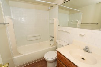 TANGLEWOOD APARTMENTS in Petersburg, VA - Foto de edificio - Building Photo