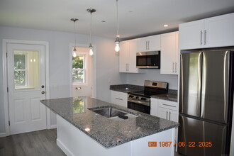 41 Highland Ave in Beacon Falls, CT - Foto de edificio - Building Photo