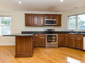 37 Hiawatha Ave in Waltham, MA - Foto de edificio - Building Photo