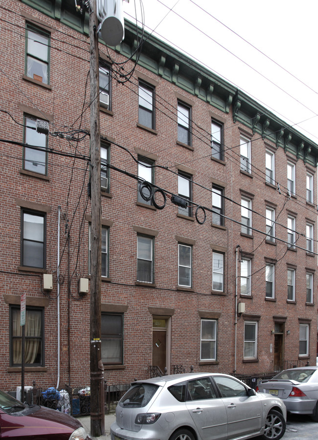 253 6th St in Hoboken, NJ - Foto de edificio - Building Photo