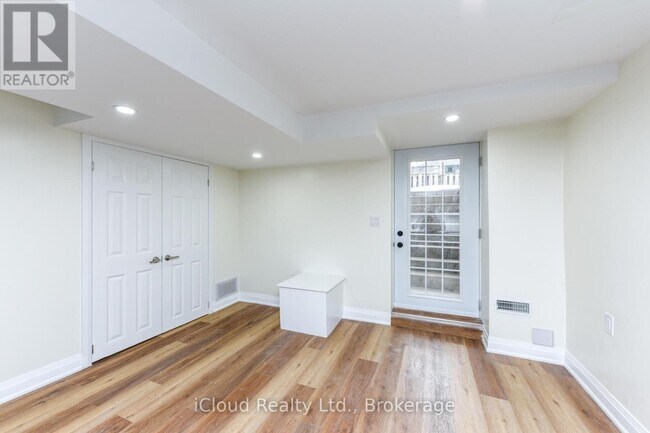 5744 Philip Dr in Mississauga, ON - Building Photo - Building Photo