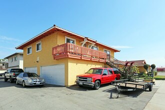 16731 Tunstall Ln in Huntington Beach, CA - Foto de edificio - Building Photo