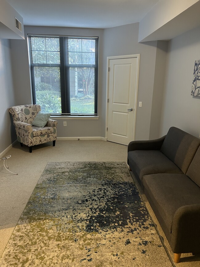 1021 N Garfield St, Unit 114 in Arlington, VA - Foto de edificio - Building Photo