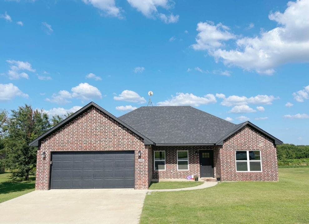 305 Western Hills Dr in Durant, OK - Building Photo