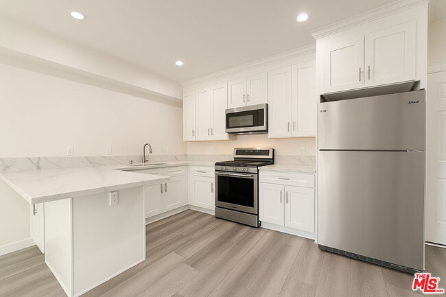 5244 Whitsett Ave in Los Angeles, CA - Building Photo - Building Photo