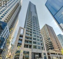 21 Balmuto St in Toronto, ON - Building Photo