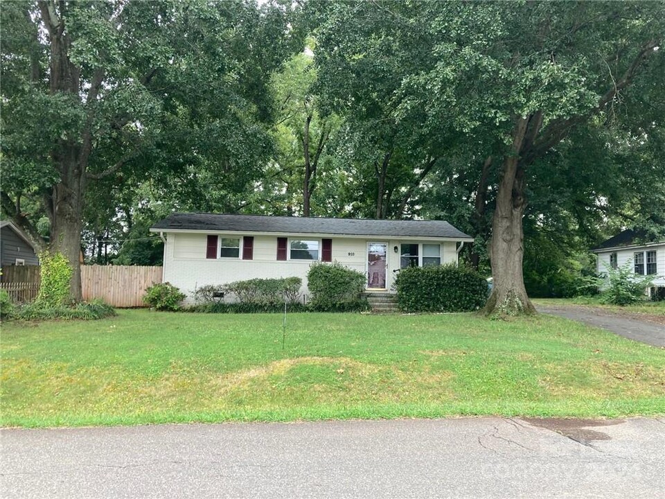 910 Edgemont Ave in Belmont, NC - Building Photo