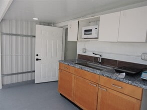 5451 W 10th Ave in Hialeah, FL - Foto de edificio - Building Photo