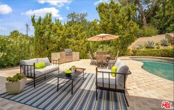 26065 Redbluff Dr in Calabasas, CA - Building Photo - Building Photo