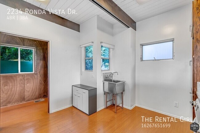 2234 Ronda Vista Dr in Los Angeles, CA - Building Photo - Building Photo